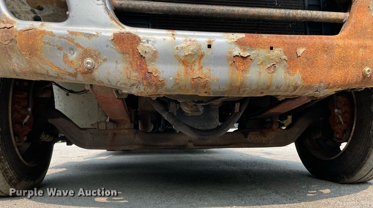 image for item LJ9713 2004 International 4300  flatbed truck