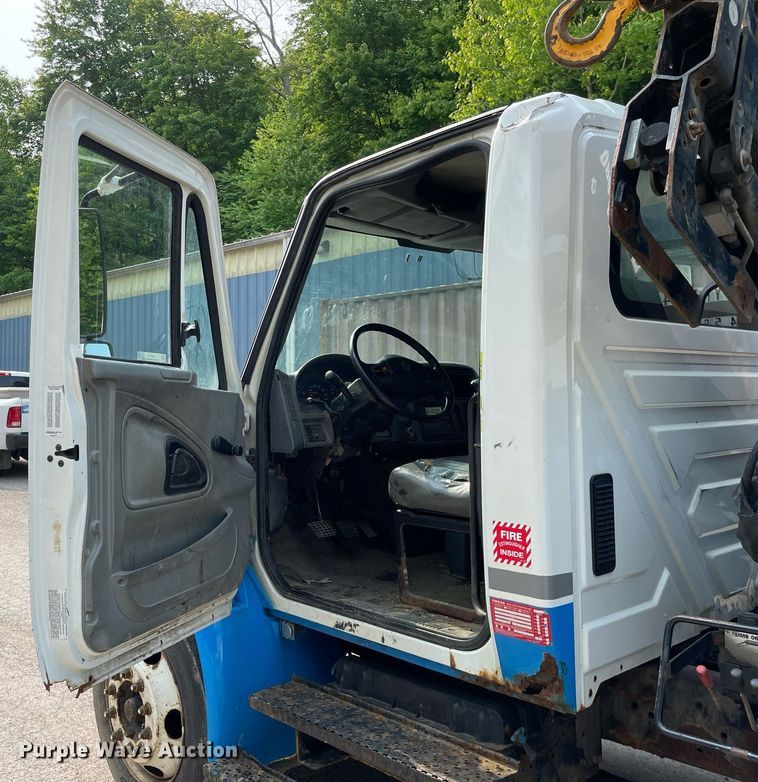 image for item LJ9713 2004 International 4300  flatbed truck