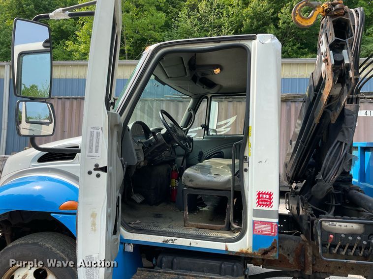 image for item LJ9713 2004 International 4300  flatbed truck