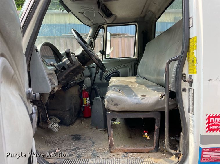 image for item LJ9713 2004 International 4300  flatbed truck