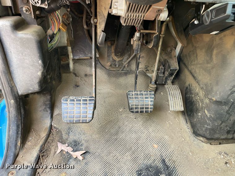 image for item LJ9713 2004 International 4300  flatbed truck