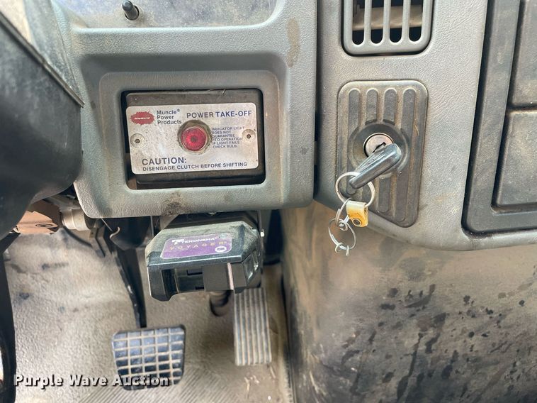 image for item LJ9713 2004 International 4300  flatbed truck