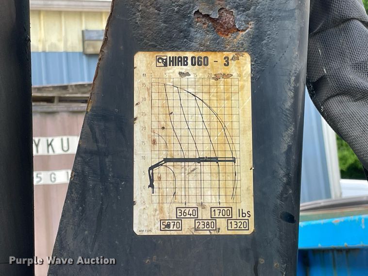 image for item LJ9713 2004 International 4300  flatbed truck