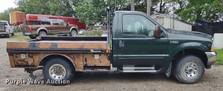 image for item LL9154 2003 Ford F250 Super Duty XL  flatbed pickup truck