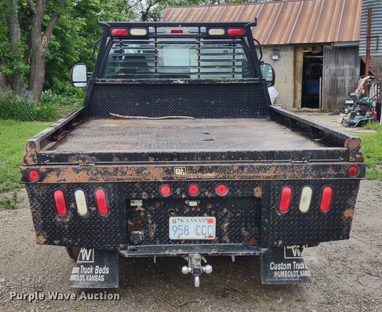 image for item LL9154 2003 Ford F250 Super Duty XL  flatbed pickup truck