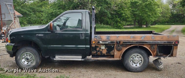 image for item LL9154 2003 Ford F250 Super Duty XL  flatbed pickup truck