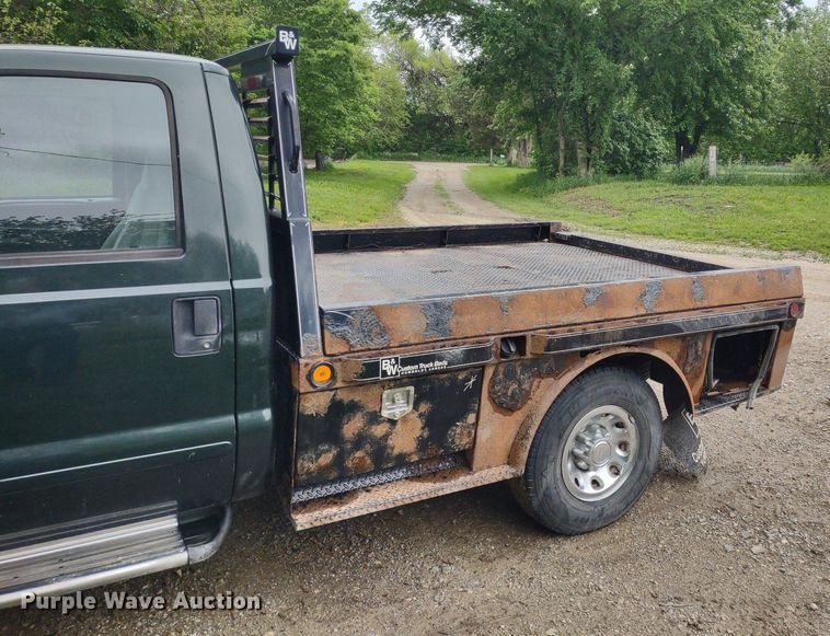image for item LL9154 2003 Ford F250 Super Duty XL  flatbed pickup truck