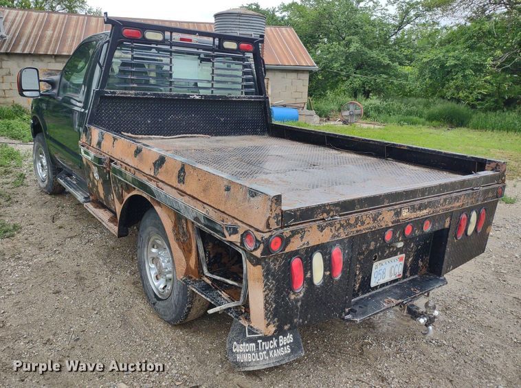 image for item LL9154 2003 Ford F250 Super Duty XL  flatbed pickup truck