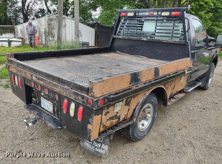 image for item LL9154 2003 Ford F250 Super Duty XL  flatbed pickup truck