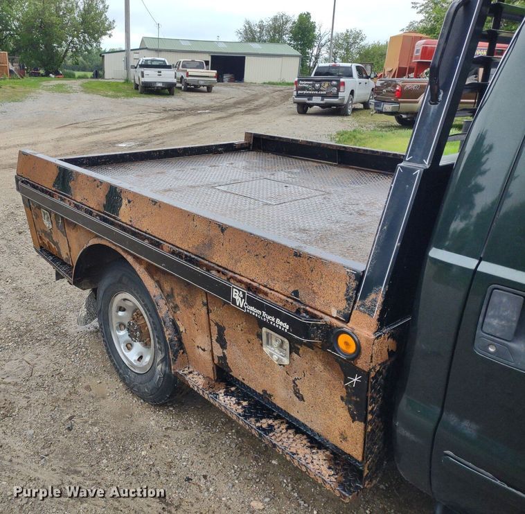 image for item LL9154 2003 Ford F250 Super Duty XL  flatbed pickup truck