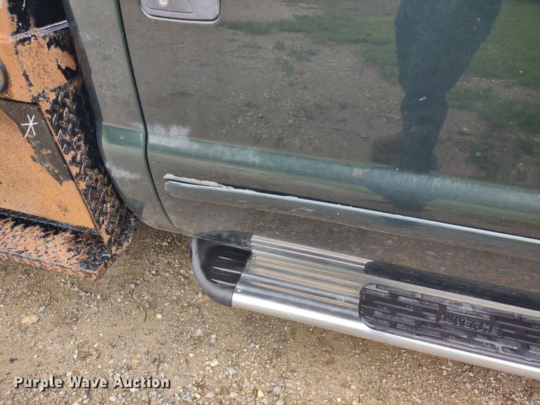 image for item LL9154 2003 Ford F250 Super Duty XL  flatbed pickup truck