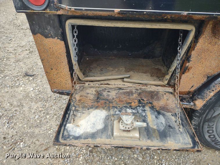 image for item LL9154 2003 Ford F250 Super Duty XL  flatbed pickup truck