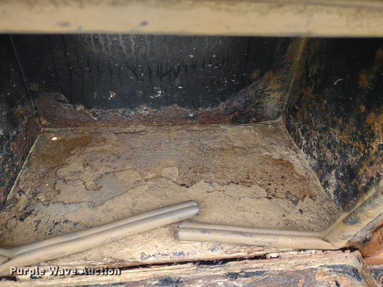 image for item LL9154 2003 Ford F250 Super Duty XL  flatbed pickup truck