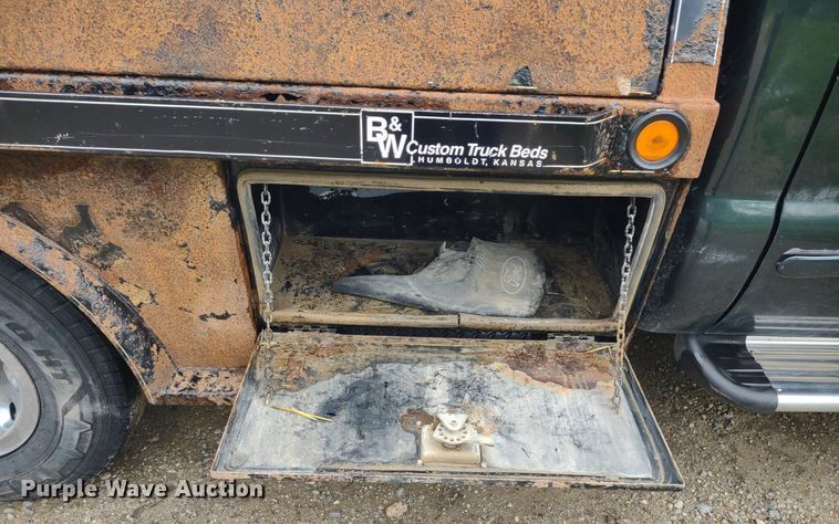 image for item LL9154 2003 Ford F250 Super Duty XL  flatbed pickup truck