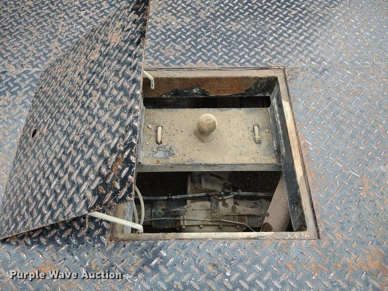 image for item LL9154 2003 Ford F250 Super Duty XL  flatbed pickup truck