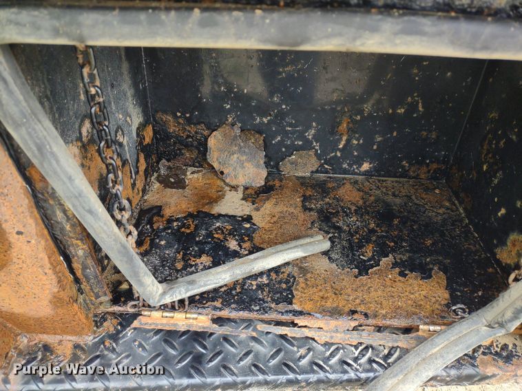 image for item LL9154 2003 Ford F250 Super Duty XL  flatbed pickup truck