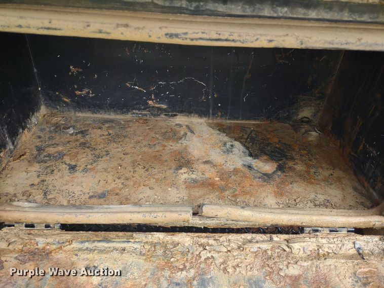 image for item LL9154 2003 Ford F250 Super Duty XL  flatbed pickup truck