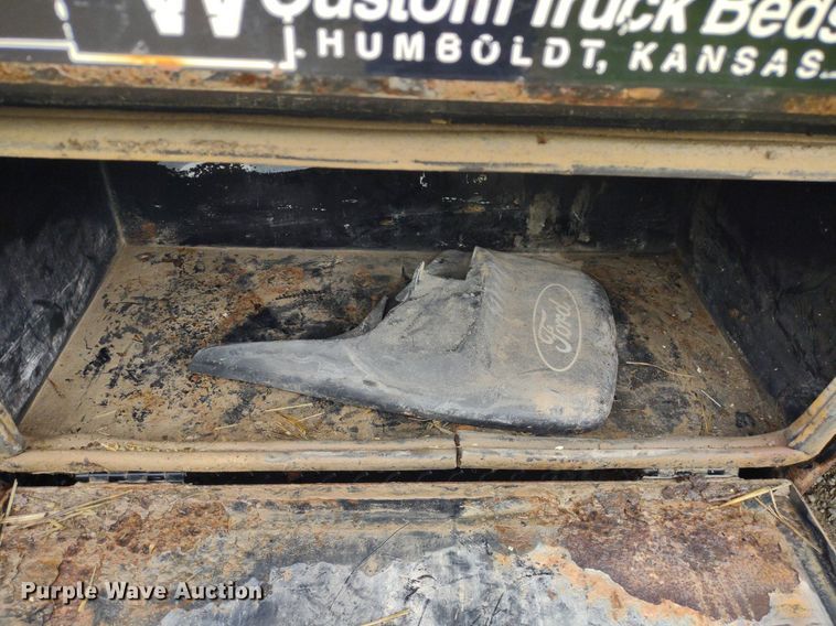 image for item LL9154 2003 Ford F250 Super Duty XL  flatbed pickup truck