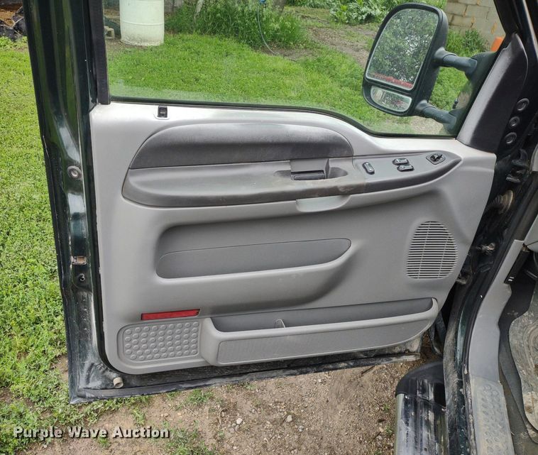 image for item LL9154 2003 Ford F250 Super Duty XL  flatbed pickup truck