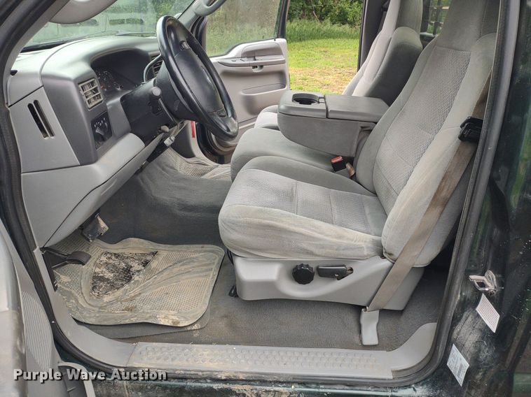 image for item LL9154 2003 Ford F250 Super Duty XL  flatbed pickup truck