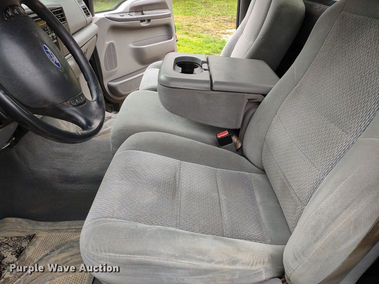 image for item LL9154 2003 Ford F250 Super Duty XL  flatbed pickup truck