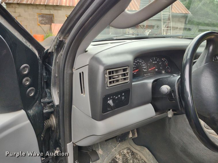 image for item LL9154 2003 Ford F250 Super Duty XL  flatbed pickup truck