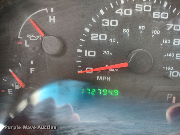 image for item LL9154 2003 Ford F250 Super Duty XL  flatbed pickup truck