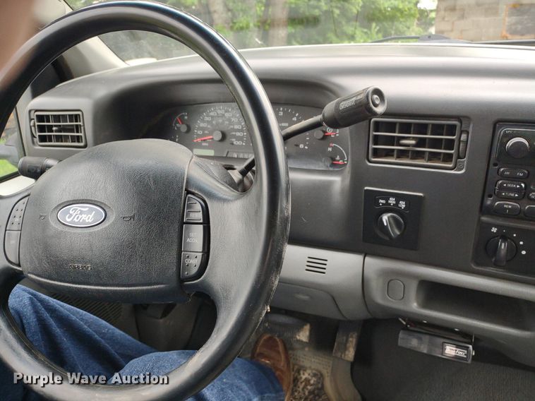 image for item LL9154 2003 Ford F250 Super Duty XL  flatbed pickup truck