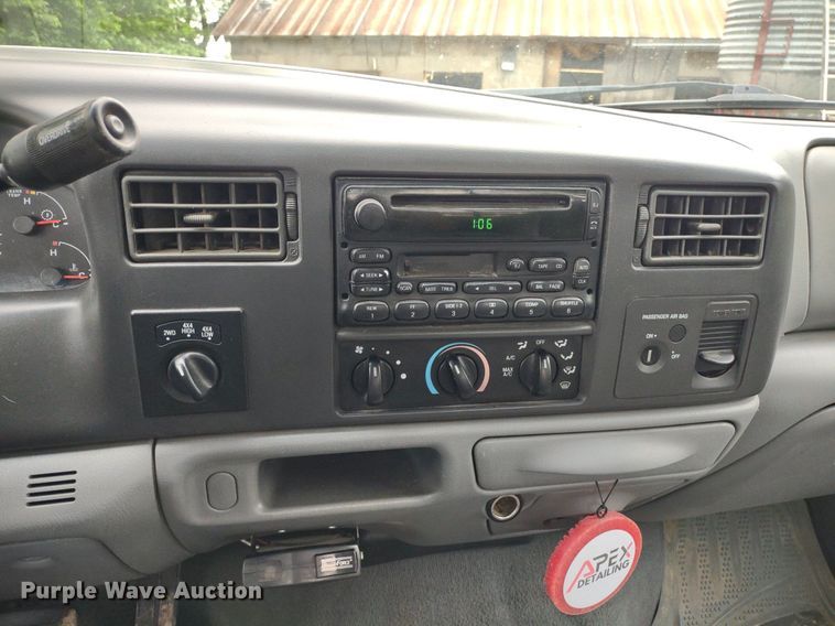 image for item LL9154 2003 Ford F250 Super Duty XL  flatbed pickup truck