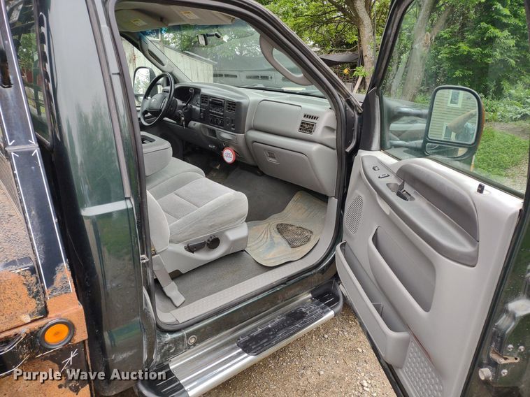 image for item LL9154 2003 Ford F250 Super Duty XL  flatbed pickup truck