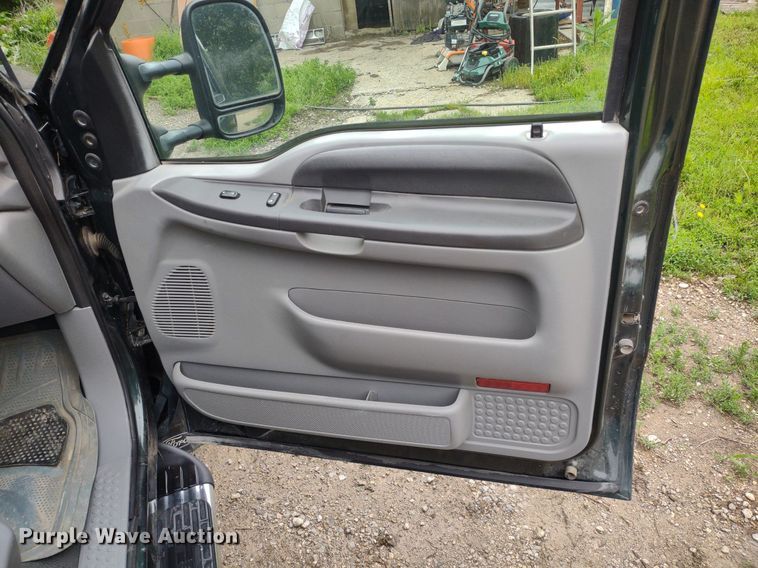 image for item LL9154 2003 Ford F250 Super Duty XL  flatbed pickup truck