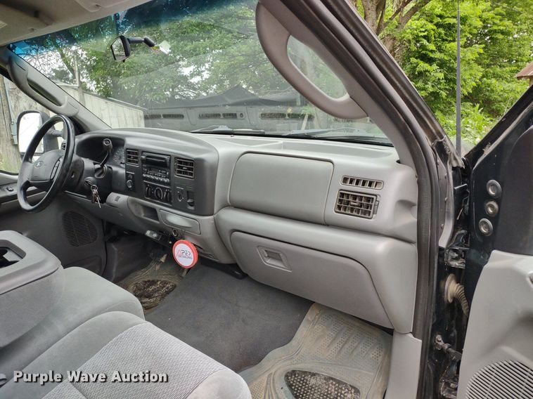 image for item LL9154 2003 Ford F250 Super Duty XL  flatbed pickup truck