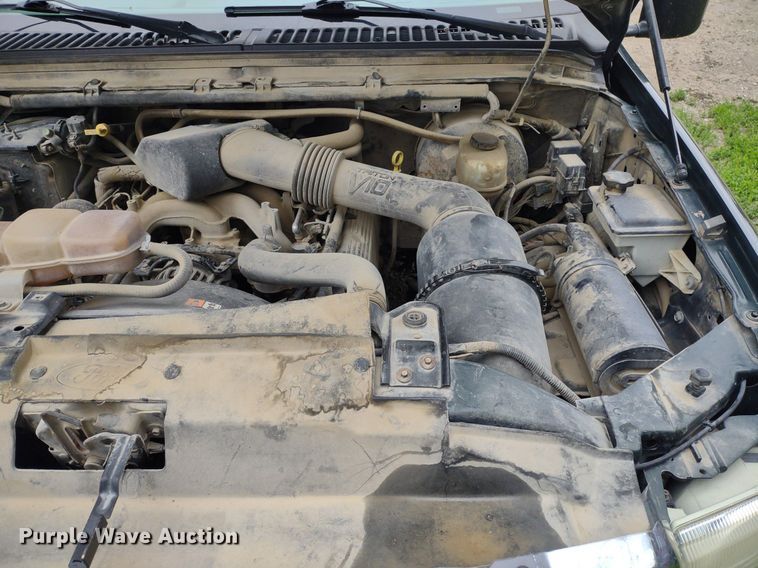 image for item LL9154 2003 Ford F250 Super Duty XL  flatbed pickup truck