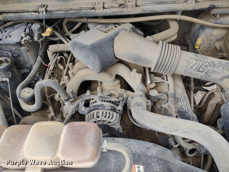 image for item LL9154 2003 Ford F250 Super Duty XL  flatbed pickup truck