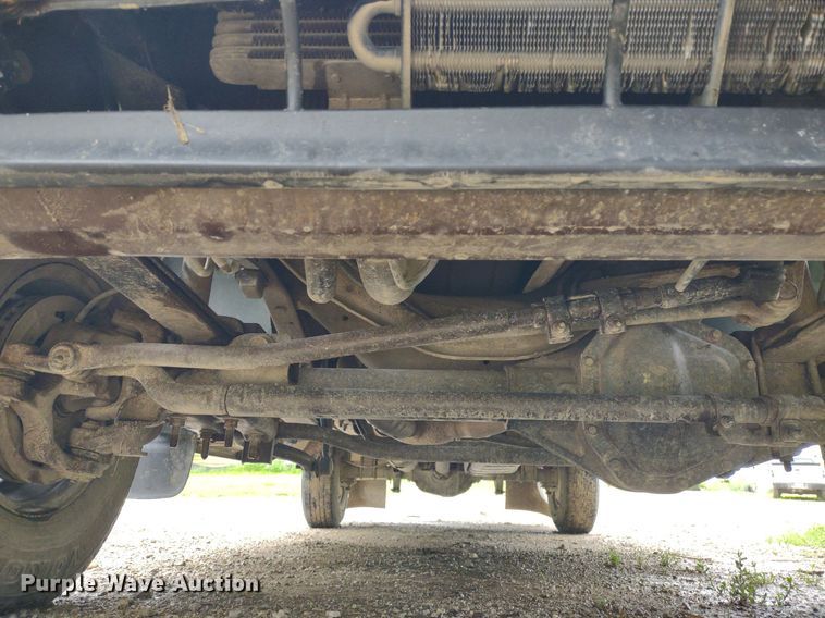 image for item LL9154 2003 Ford F250 Super Duty XL  flatbed pickup truck