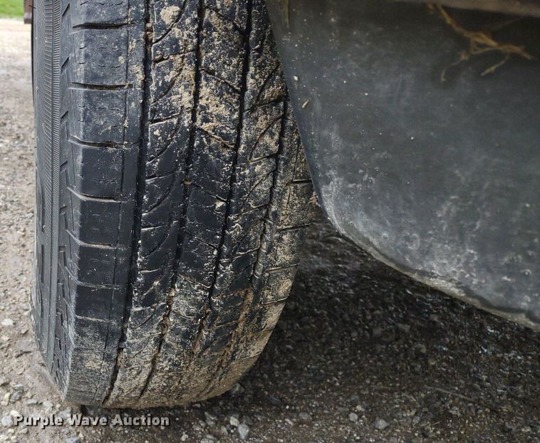 image for item LL9154 2003 Ford F250 Super Duty XL  flatbed pickup truck