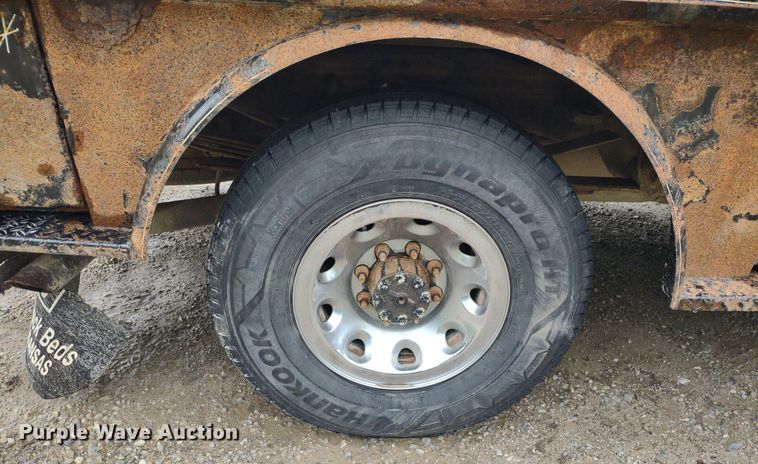 image for item LL9154 2003 Ford F250 Super Duty XL  flatbed pickup truck