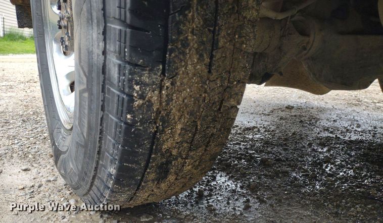 image for item LL9154 2003 Ford F250 Super Duty XL  flatbed pickup truck