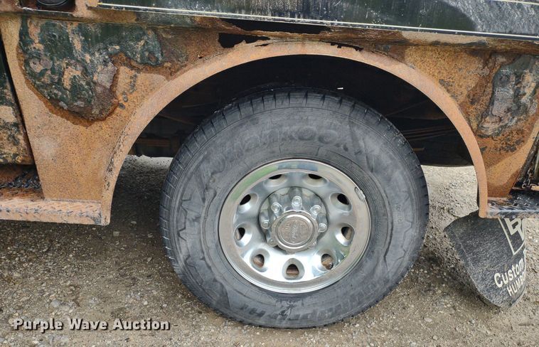 image for item LL9154 2003 Ford F250 Super Duty XL  flatbed pickup truck