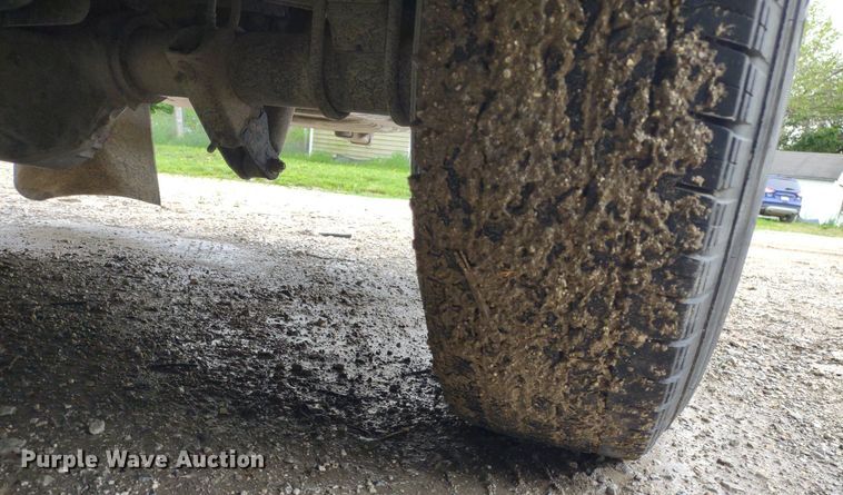 image for item LL9154 2003 Ford F250 Super Duty XL  flatbed pickup truck