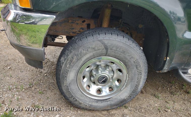 image for item LL9154 2003 Ford F250 Super Duty XL  flatbed pickup truck