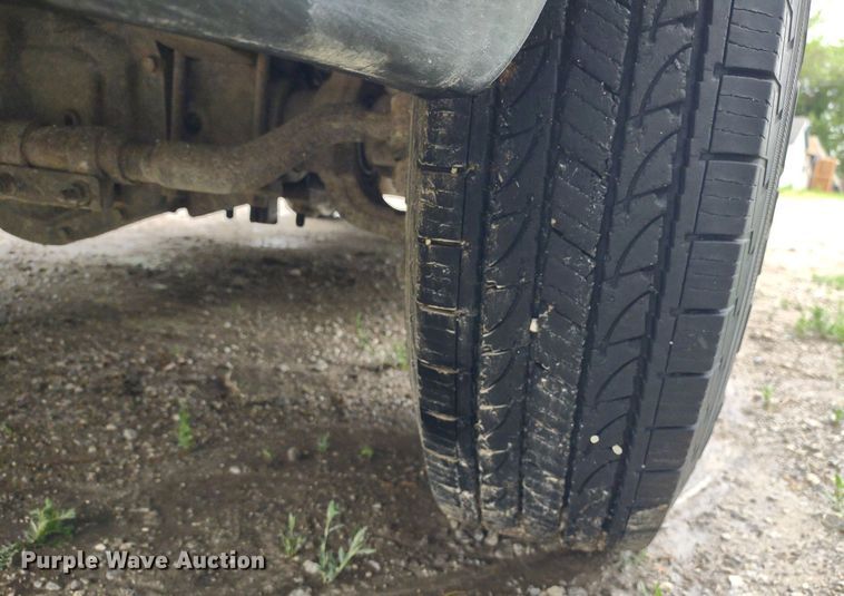 image for item LL9154 2003 Ford F250 Super Duty XL  flatbed pickup truck