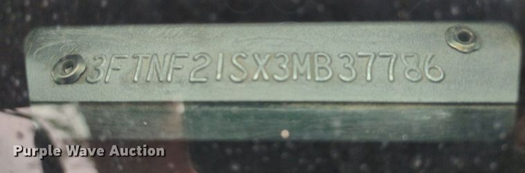 image for item LL9154 2003 Ford F250 Super Duty XL  flatbed pickup truck