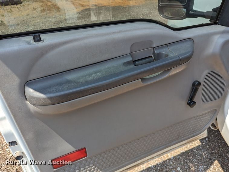 image for item LM9791 2001 Ford F350 Super Duty  box truck