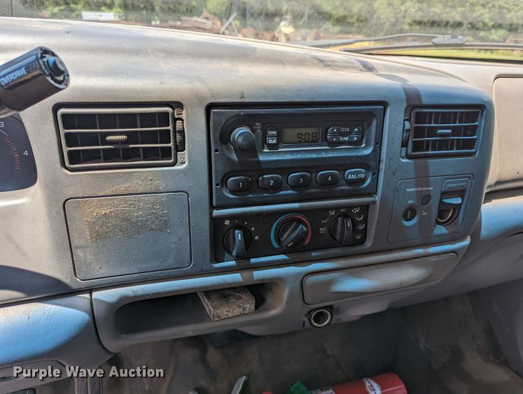 image for item LM9791 2001 Ford F350 Super Duty  box truck