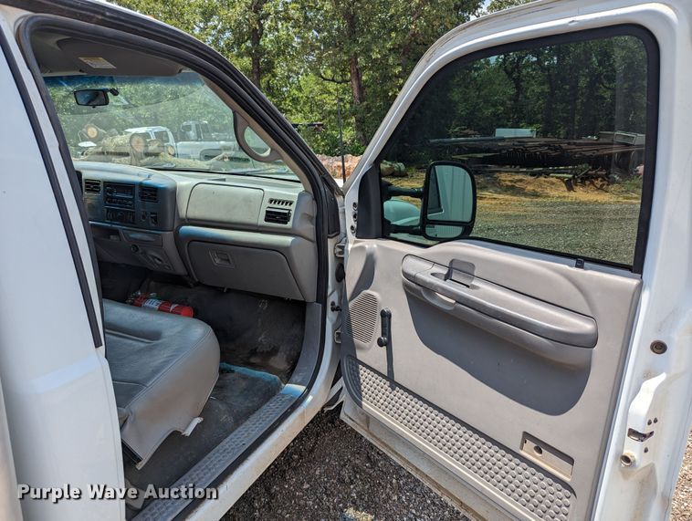 image for item LM9791 2001 Ford F350 Super Duty  box truck