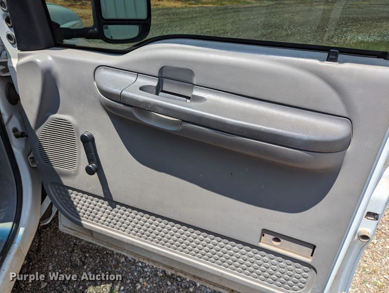 image for item LM9791 2001 Ford F350 Super Duty  box truck