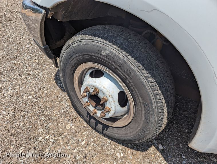 image for item LM9791 2001 Ford F350 Super Duty  box truck