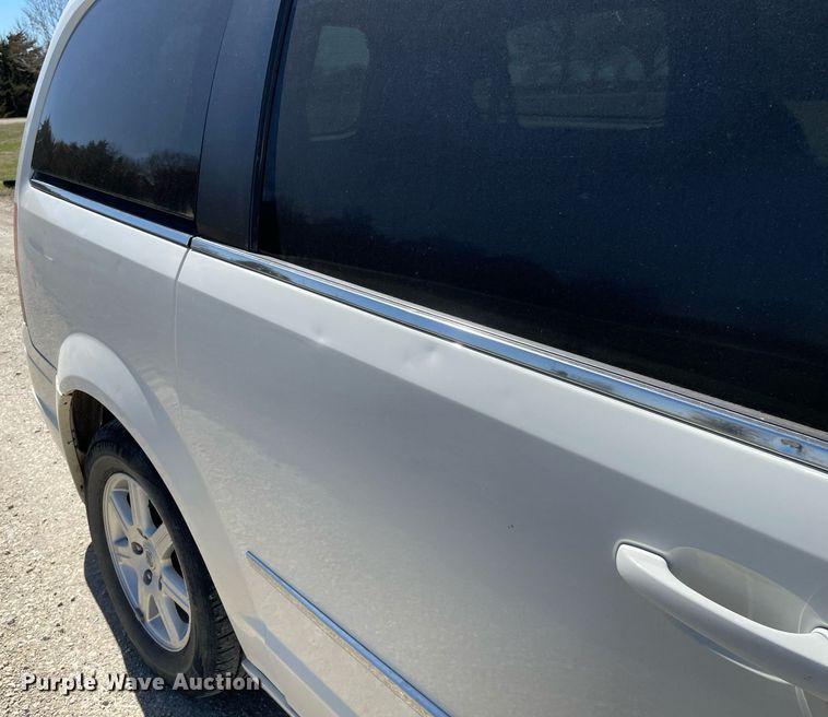 image for item LT9592 2010 Chrysler Town & Country  van