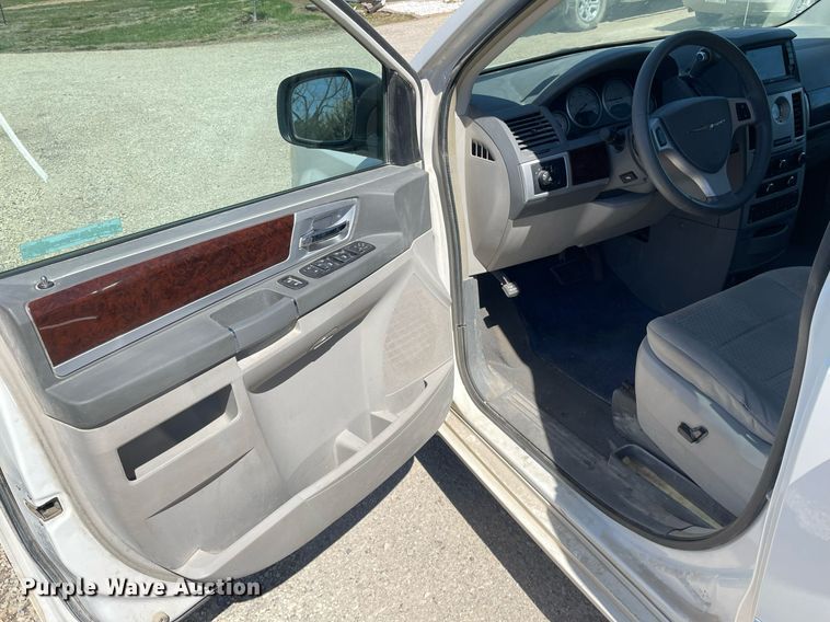 image for item LT9592 2010 Chrysler Town & Country  van